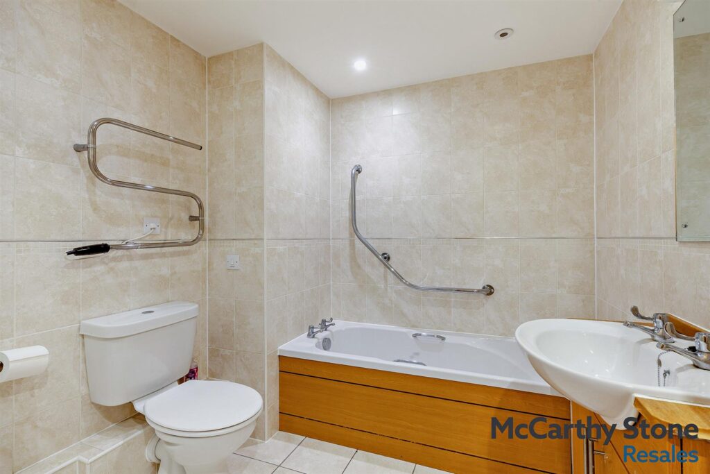 White Hart Lane, Romford, RM7 8LZ