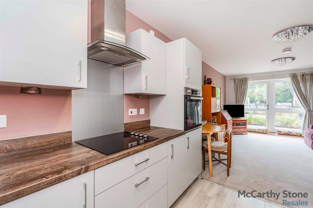 London Road, Bagshot, Surrey, GU19 5HL