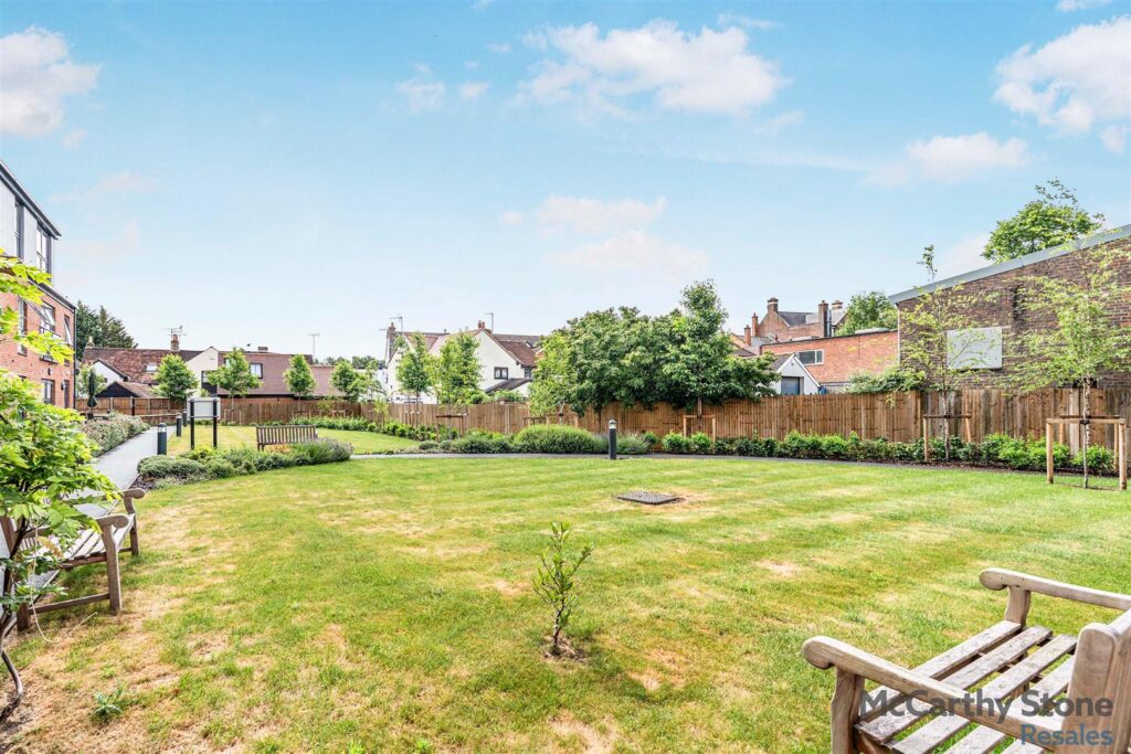 London Road, Bagshot, Surrey, GU19 5HL