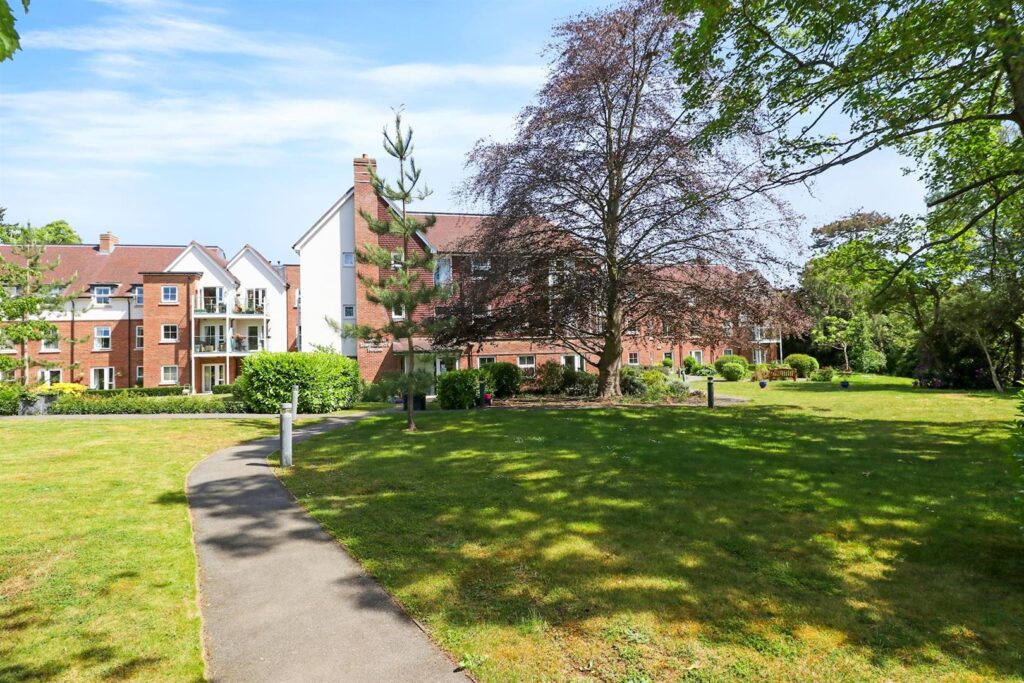 Manor Park Road, Chislehurst, BR7 5FT
