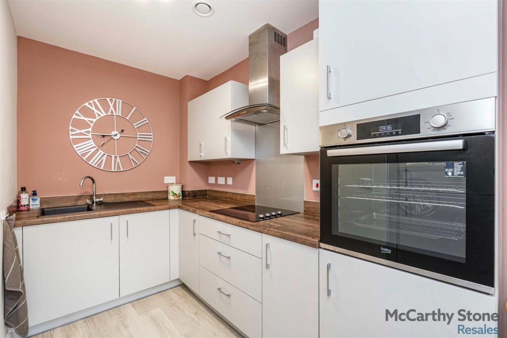 London Road, Bagshot, Surrey, GU19 5HL