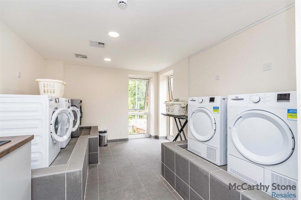 London Road, Bagshot, Surrey, GU19 5HL