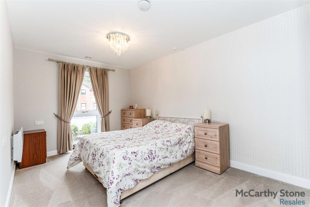 London Road, Bagshot, Surrey, GU19 5HL