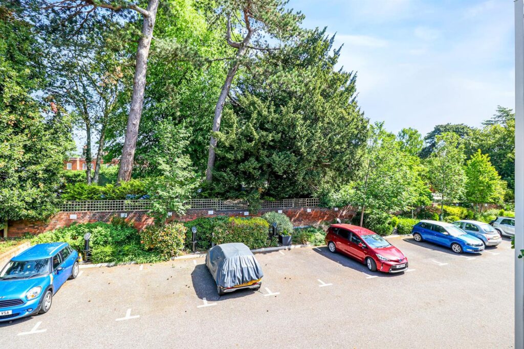 Manor Park Road, Chislehurst, BR7 5FT