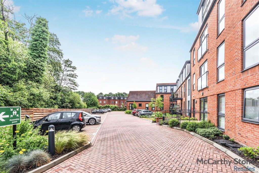 London Road, Bagshot, Surrey, GU19 5HL