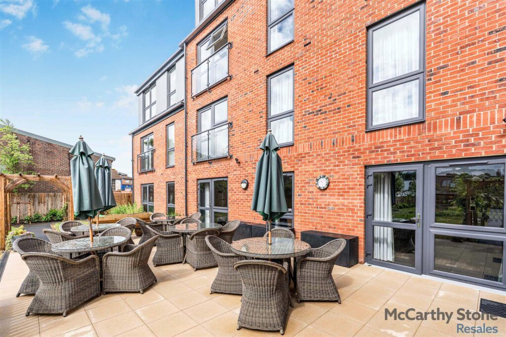 London Road, Bagshot, Surrey, GU19 5HL