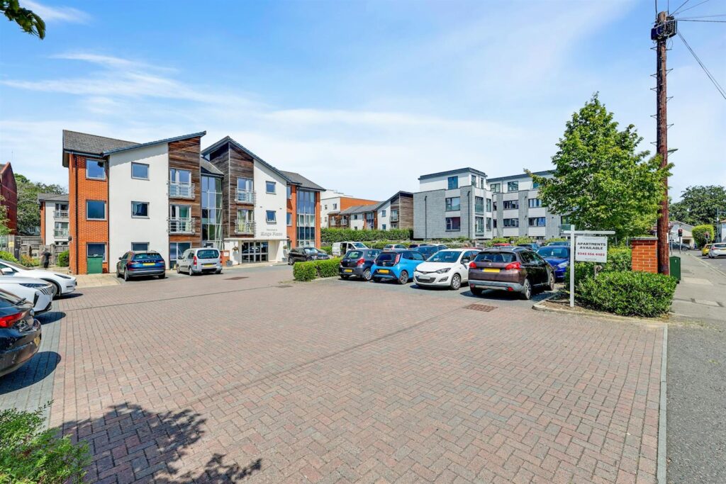 Fleet Road, Fleet, GU51 3FS