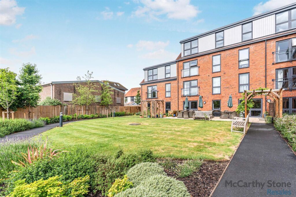London Road, Bagshot, Surrey, GU19 5HL