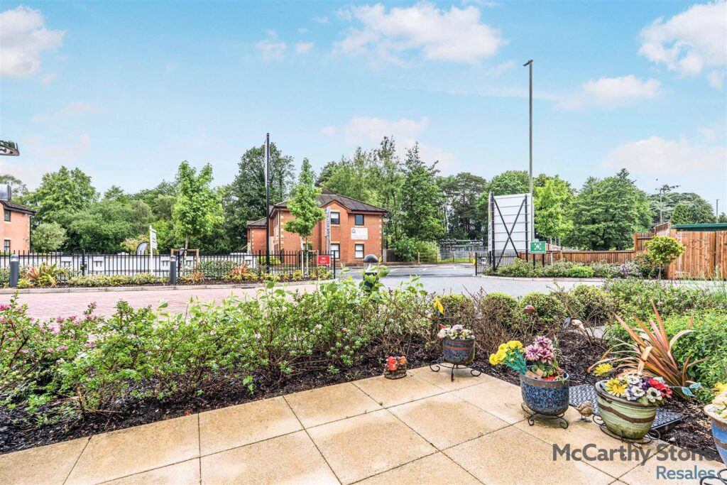 London Road, Bagshot, Surrey, GU19 5HL