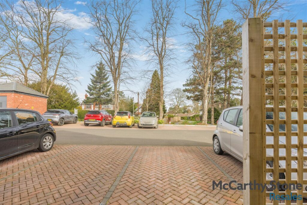 Hooton Road, Willaston, Neston, CH64 1AD
