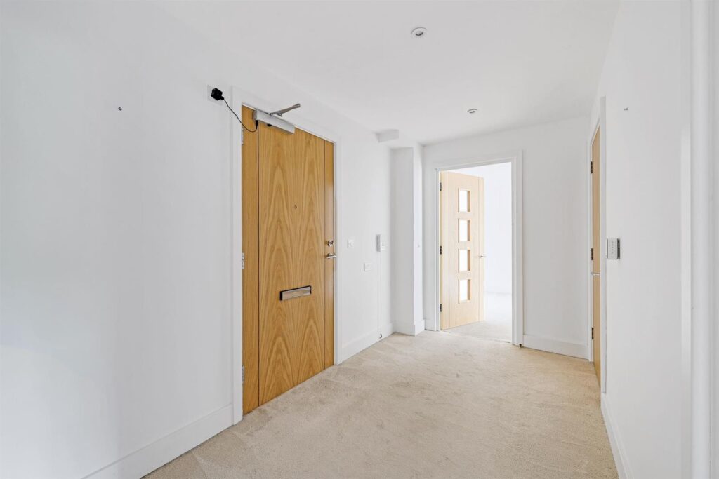 London Road, Guildford, GU1 1FF
