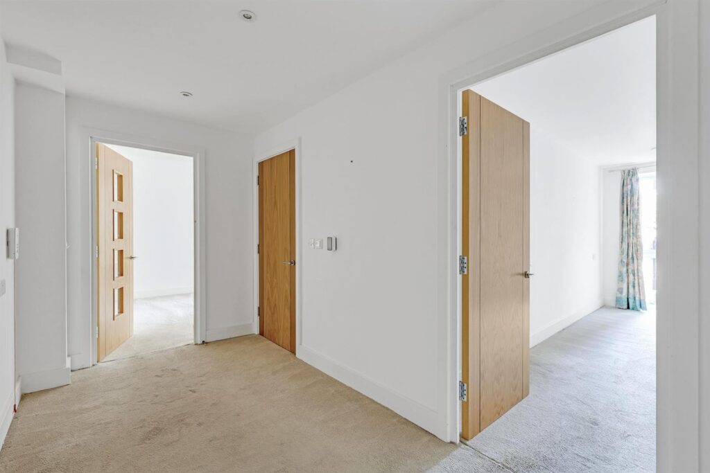 London Road, Guildford, GU1 1FF
