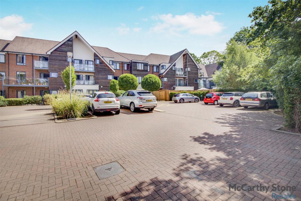 Mandeville Court, Darkes Lane, Potters Bar, Hertfordshire, EN6 1BZ