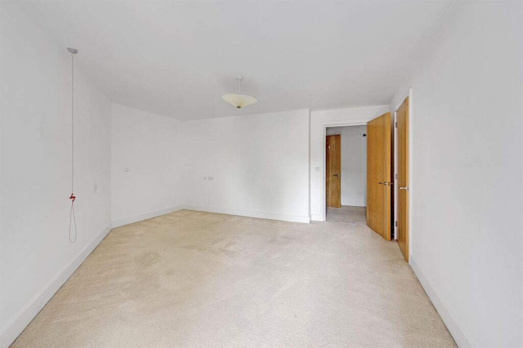 London Road, Guildford, GU1 1FF