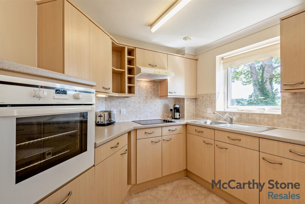 Portman Court, Grange Road, Uckfield, East Sussex, TN22 1FD