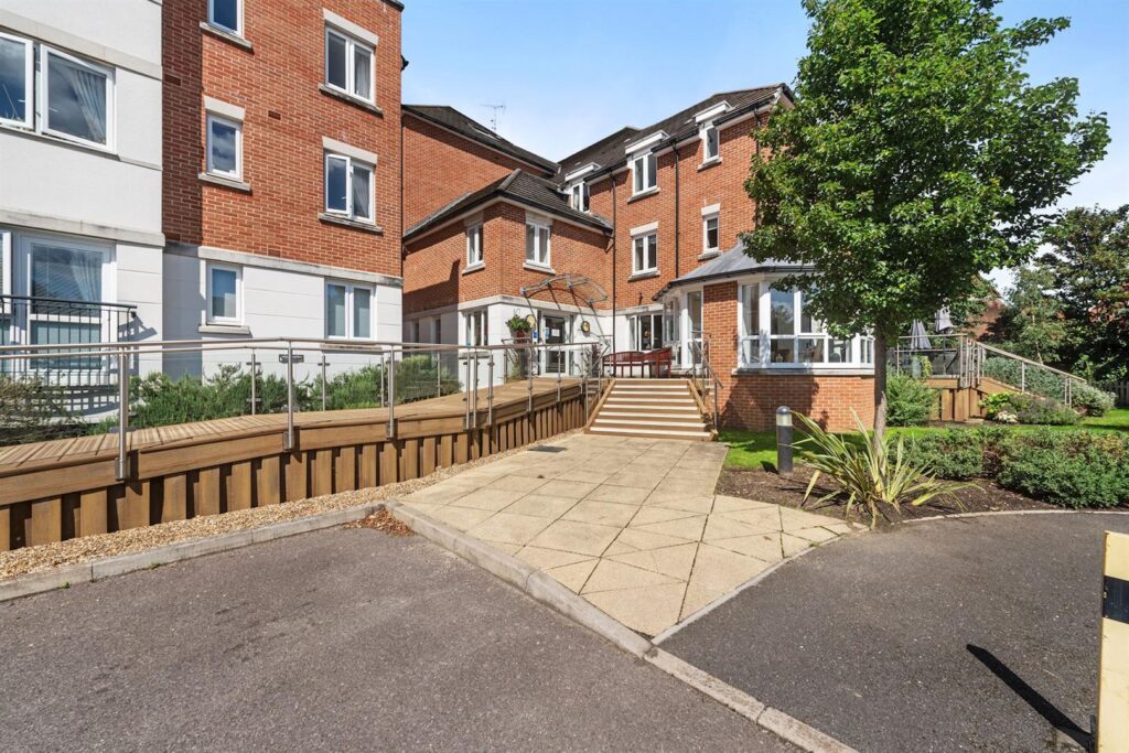 Abbotsmead Place, Caversham, Reading