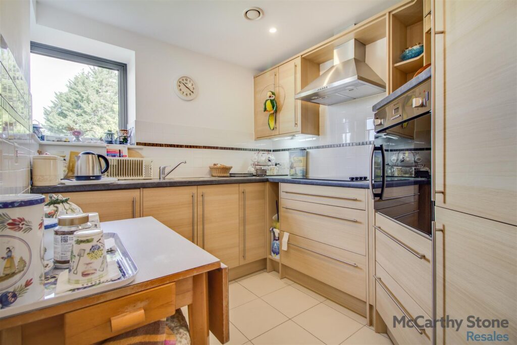 Mandeville Court, Darkes Lane, Potters Bar, Hertfordshire, EN6 1BZ