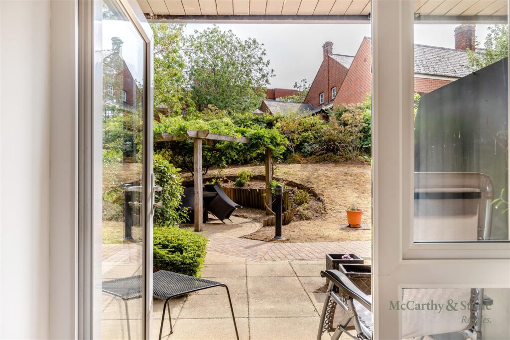 Leston Road, Leighton Buzzard, Bedfordshire, LU7 1FU