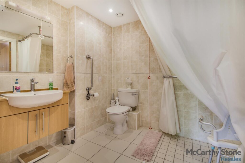 Mandeville Court, Darkes Lane, Potters Bar, Hertfordshire, EN6 1BZ