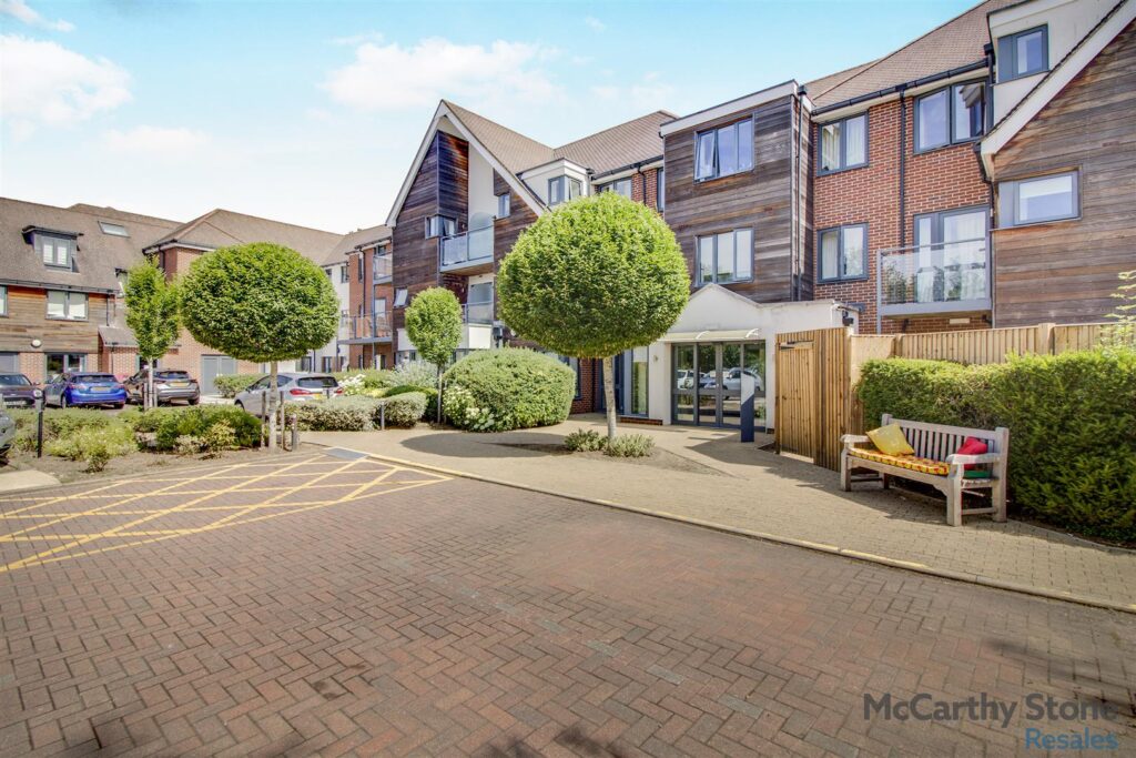 Mandeville Court, Darkes Lane, Potters Bar, Hertfordshire, EN6 1BZ