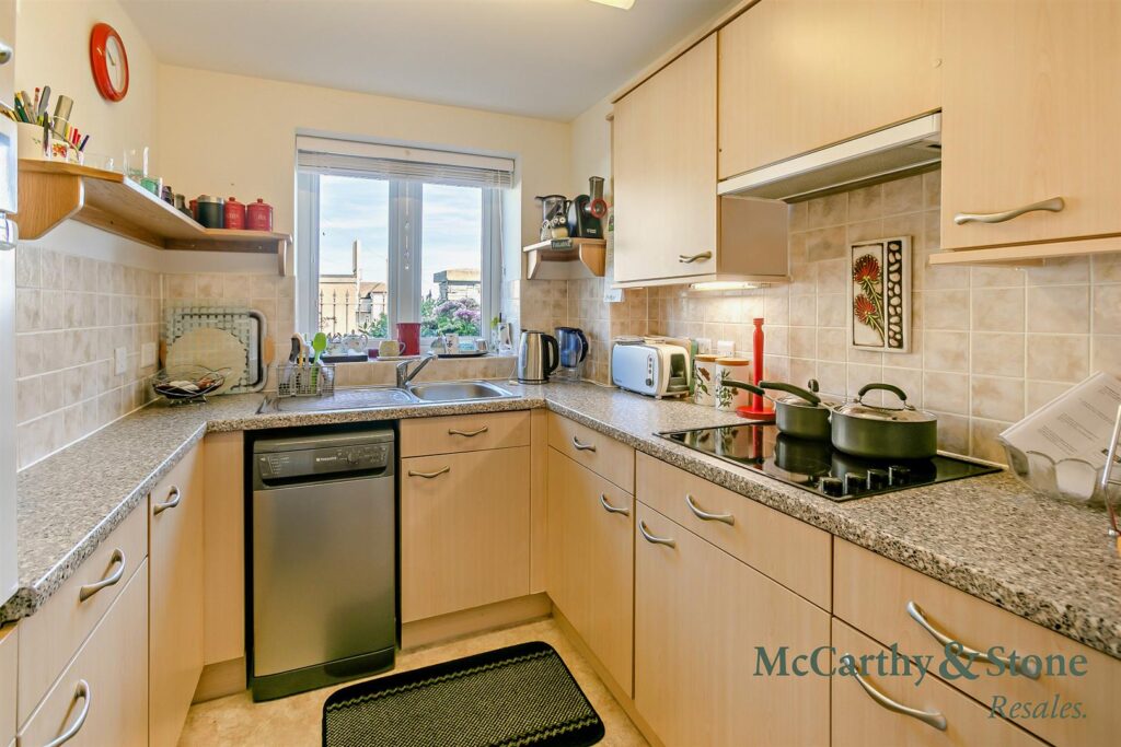 Marina Court, Mount Wise, Newquay, TR7 2EJ