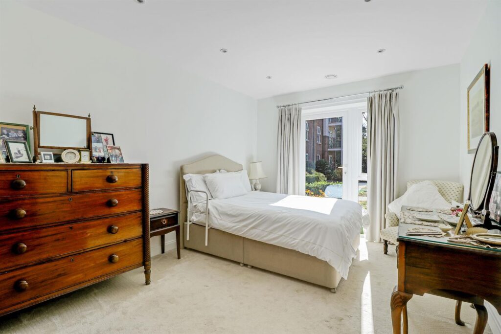 Manor Park Road, Chislehurst, BR7 5FT
