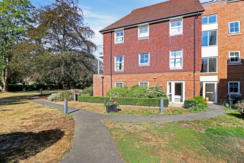 Manor Park Road, Chislehurst, BR7 5FT