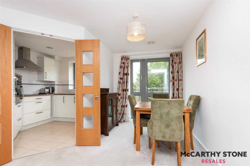 Kings Place, Fleet Road, Fleet, GU51 3FS