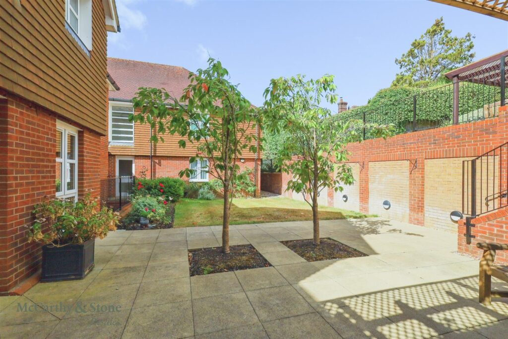 Ridgeway Court, Mutton Hall Hill, Heathfield, East Sussex, TN21 8NB