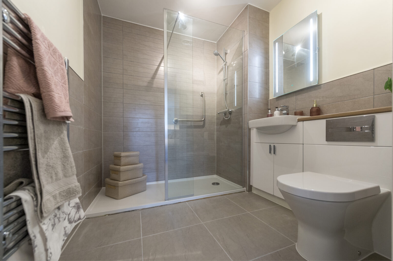 Tyefield Place 2 Bed - Bath Room